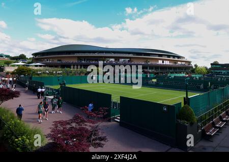 London, Großbritannien. Juli 2024; All England Lawn Tennis and Croquet Club, London, England; Wimbledon Tennis Tournament, Tag 1; allgemeine Ansicht von Platz 1 auf Platz 14 Credit: Action Plus Sports Images/Alamy Live News Stockfoto