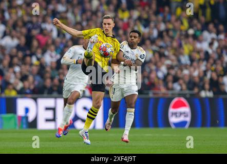 firo: 01.06.2024, Fußball, UEFA CHAMPIONS LEAGUE, Saison 2023/2024, UCL, CL, Finale, Endspiel, BVB, Borussia Dortmund - Real Madrid 0:2 Nico Schlotterbeck, BVB links gegen Rodrygo Stockfoto