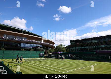 London, Großbritannien. Juli 2024; All England Lawn Tennis and Croquet Club, London, England; Wimbledon Tennis Tournament, Tag 1; allgemeine Ansicht des Gerichts 1 Credit: Action Plus Sports Images/Alamy Live News Stockfoto