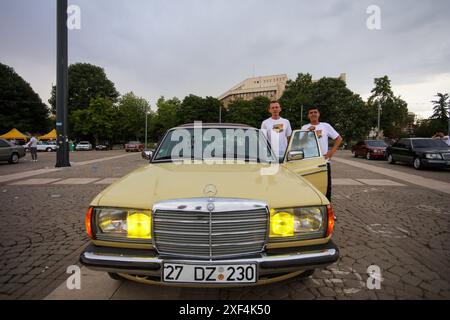 Gaziantep, Turkiye. 30. Juni 2024. Gaziantep, Turkiye. 30. Juni 2024. Das Mercedes Classic Festival findet im Zentrum von Gaziantep statt, bei dem sowohl klassische Mercedes-Fahrzeuge als auch andere Oldtimer zu sehen sind. Das Festival, das in Zusammenarbeit mit dem türkischen Mercedes Classic Automobile Club und dem türkischen Classic Automobile Club stattfand, war für Oldtimer-Fans aus der ganzen Türkei (Credit Image: © Muhammad ATA/IMAGESLIVE via ZUMA Press Wire) NUR REDAKTIONELLE VERWENDUNG! Nicht für kommerzielle ZWECKE! Stockfoto