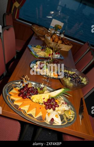 Käseplatte, Wurstplatte, Aufschnitt, Catering, Teller, Trauben, Schinken, italienisch, Käse, Essen, Hochzeit, Geburtstag, Party, Imbiss, Buffet, Gourmet Stockfoto