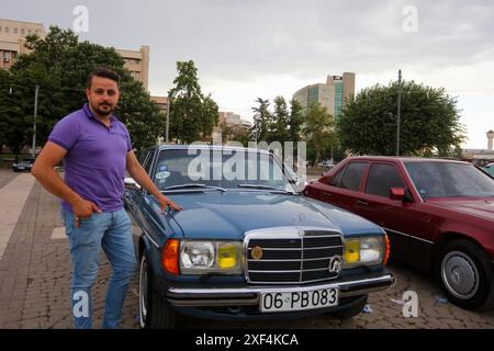 Gaziantep, Turkiye. 30. Juni 2024. Gaziantep, Turkiye. 30. Juni 2024. Das Mercedes Classic Festival findet im Zentrum von Gaziantep statt, bei dem sowohl klassische Mercedes-Fahrzeuge als auch andere Oldtimer zu sehen sind. Das Festival, das in Zusammenarbeit mit dem türkischen Mercedes Classic Automobile Club und dem türkischen Classic Automobile Club stattfand, war für Oldtimer-Fans aus der ganzen Türkei (Credit Image: © Muhammad ATA/IMAGESLIVE via ZUMA Press Wire) NUR REDAKTIONELLE VERWENDUNG! Nicht für kommerzielle ZWECKE! Stockfoto