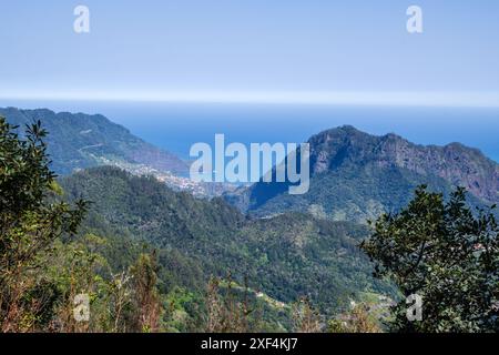 Eagle Rock, Penha de Aguia, Faial, Madeira hoch über dem heißen Dunst mit Blick auf den Nordatlantik Stockfoto