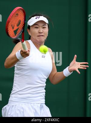 London, Großbritannien. Juli 2024. Zhu Lin trifft am 1. Juli 2024 bei der Wimbledon-Tennis-Meisterschaft in London, Großbritannien, eine Rückkehr beim ersten Spiel der Frauen zwischen Zhu Lin aus China und Irina-Camelia Begu aus Rumänien. Quelle: Han Yan/Xinhua/Alamy Live News Stockfoto