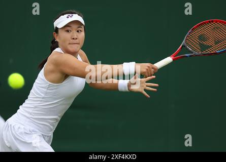 London, Großbritannien. Juli 2024. Zhu Lin trifft am 1. Juli 2024 bei der Wimbledon-Tennis-Meisterschaft in London, Großbritannien, eine Rückkehr beim ersten Spiel der Frauen zwischen Zhu Lin aus China und Irina-Camelia Begu aus Rumänien. Quelle: Han Yan/Xinhua/Alamy Live News Stockfoto