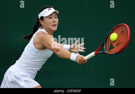 London, Großbritannien. Juli 2024. Zhu Lin trifft am 1. Juli 2024 bei der Wimbledon-Tennis-Meisterschaft in London, Großbritannien, eine Rückkehr beim ersten Spiel der Frauen zwischen Zhu Lin aus China und Irina-Camelia Begu aus Rumänien. Quelle: Han Yan/Xinhua/Alamy Live News Stockfoto