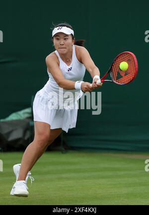 London, Großbritannien. Juli 2024. Zhu Lin trifft am 1. Juli 2024 bei der Wimbledon-Tennis-Meisterschaft in London, Großbritannien, eine Rückkehr beim ersten Spiel der Frauen zwischen Zhu Lin aus China und Irina-Camelia Begu aus Rumänien. Quelle: Han Yan/Xinhua/Alamy Live News Stockfoto