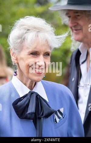 East Molesey, Großbritannien. Juli 2024. Anita, Lady May, bekannt als Anita Dobson, besuchte heute das RHS Hampton Court Palace Garden Festival in East Molesey, Surrey. Lady May ist eine englische Schauspielerin und Sängerin. Bekannt wurde sie durch ihre Rolle von 1985 bis 1988 als Angie Watts in der BBC-Seifenoper EastEnders. Quelle: Maureen McLean/Alamy Live News Stockfoto