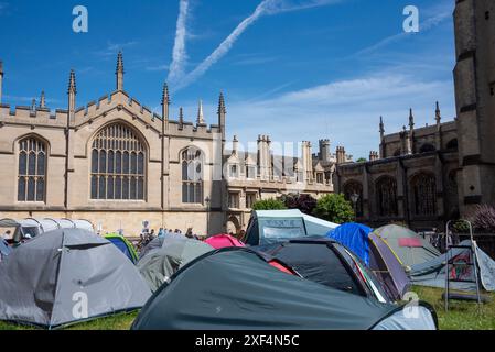 Anti-Israel-Protestlager vor der Radcliffe-Kamera auf dem Radcliffe Square, Oxford. Das Lager wurde von Demonstranten auf Eigentum der Universität Oxford errichtet, die seine Anwesenheit seit einigen Wochen tolerieren, aber jetzt gesagt haben, dass es bis zum 7. Juli 2024 entfernt werden muss, sonst werden Durchsetzungsmaßnahmen ergriffen. Stockfoto