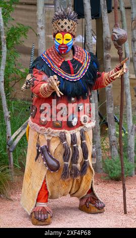 Richmond upon Thames, London, Großbritannien. Juli 2024. Das RHS Hampton Court Palace Garden Festival, die größte Blumenausstellung der Welt, wird am 2-7. Juli 2024 eröffnet. Bild: Der von Juliet Sargeant entworfene Anniversary Garden des Lion King wurde anlässlich des 25. Jubiläums von Disneys The Lion King in London geschaffen. Der Star der West End-Show, Thenjiwe Nofemele, tritt während des Pressetages in voller Kostümierung im Garten auf. Quelle: Malcolm Park/Alamy Live News Stockfoto