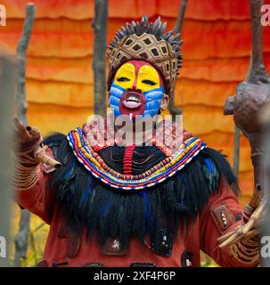 Richmond upon Thames, London, Großbritannien. Juli 2024. Das RHS Hampton Court Palace Garden Festival, die größte Blumenausstellung der Welt, wird am 2-7. Juli 2024 eröffnet. Bild: Der von Juliet Sargeant entworfene Anniversary Garden des Lion King wurde anlässlich des 25. Jubiläums von Disneys The Lion King in London geschaffen. Der Star der West End-Show, Thenjiwe Nofemele, tritt während des Pressetages in voller Kostümierung im Garten auf. Quelle: Malcolm Park/Alamy Live News Stockfoto