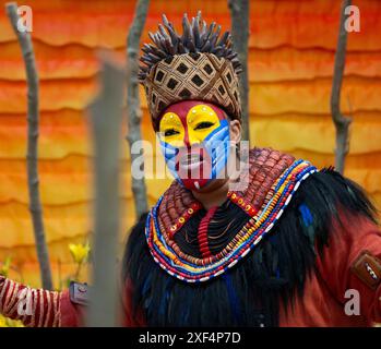 Richmond upon Thames, London, Großbritannien. Juli 2024. Das RHS Hampton Court Palace Garden Festival, die größte Blumenausstellung der Welt, wird am 2-7. Juli 2024 eröffnet. Bild: Der von Juliet Sargeant entworfene Anniversary Garden des Lion King wurde anlässlich des 25. Jubiläums von Disneys The Lion King in London geschaffen. Der Star der West End-Show, Thenjiwe Nofemele, tritt während des Pressetages in voller Kostümierung im Garten auf. Quelle: Malcolm Park/Alamy Live News Stockfoto