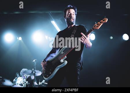 ITALIEN, TURIN, 30. JUNI: Keanu Reeves, Bassist der US-amerikanischen Band Dogstar, trat live auf der Bühne beim OGR Sonic City Festival 2024 auf Stockfoto