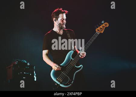 ITALIEN, TURIN, 30. JUNI: Keanu Reeves, Bassist der US-amerikanischen Band Dogstar, trat live auf der Bühne beim OGR Sonic City Festival 2024 auf Stockfoto