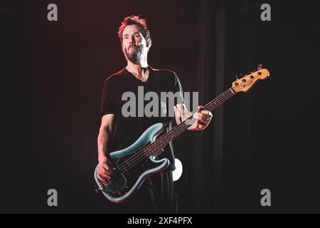 ITALIEN, TURIN, 30. JUNI: Keanu Reeves, Bassist der US-amerikanischen Band Dogstar, trat live auf der Bühne beim OGR Sonic City Festival 2024 auf Stockfoto