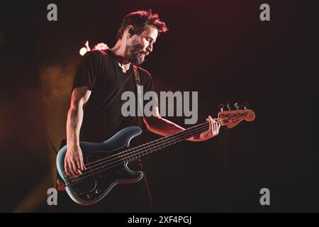 ITALIEN, TURIN, 30. JUNI: Keanu Reeves, Bassist der US-amerikanischen Band Dogstar, trat live auf der Bühne beim OGR Sonic City Festival 2024 auf Stockfoto