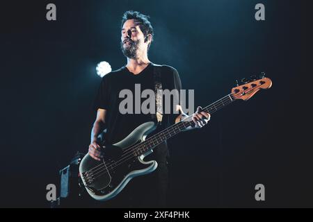 ITALIEN, TURIN, 30. JUNI: Keanu Reeves, Bassist der US-amerikanischen Band Dogstar, trat live auf der Bühne beim OGR Sonic City Festival 2024 auf Stockfoto