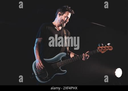 ITALIEN, TURIN, 30. JUNI: Keanu Reeves, Bassist der US-amerikanischen Band Dogstar, trat live auf der Bühne beim OGR Sonic City Festival 2024 auf Stockfoto