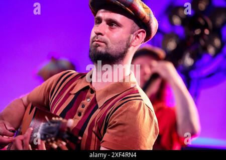 Hebrew Tangos werden von Warschau Dance Combo mit der israelischen Sängerin Karen Malka während des 33. Jüdischen Kulturfestivals im Museum für Technik und Technik in Krakau, Polen, am 30. Juni 2024 aufgeführt. Die 33. Ausgabe des Jüdischen Kulturfestivals findet unter dem Motto Shema Jisrael/Ahava statt. Shema Yisrael ist das wichtigste jüdische Gebet und eine Zugehörigkeitserklärung zur jüdischen Nation, während Asaava Liebe bedeutet. Während des Festivals gab es zahlreiche Konzerte, Vorträge, Workshops, Treffen, und Präsentationen finden statt. (Foto: Klaudia Radecka/NurPhoto) Stockfoto