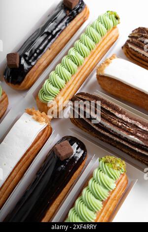 Eclairs Auswahl, verschiedene köstliche Eclairs auf weißem Hintergrund Stockfoto