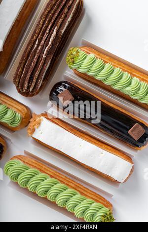 Eclairs Auswahl, verschiedene köstliche Eclairs auf weißem Hintergrund Stockfoto