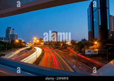 M-30 Autobahn von La Paloma Brücke, Nachtansicht. Madrid, Spanien. Stockfoto