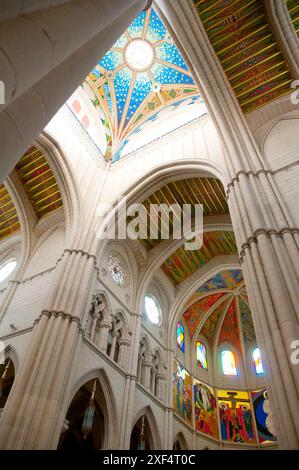 Die Almudena Kathedrale, Hallenbad. Madrid, Spanien. Stockfoto