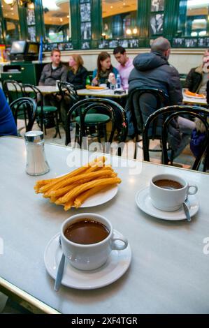 Schokolade mit Churros für zwei Personen. Schokolateria San Gines, Madrid, Spanien. Stockfoto