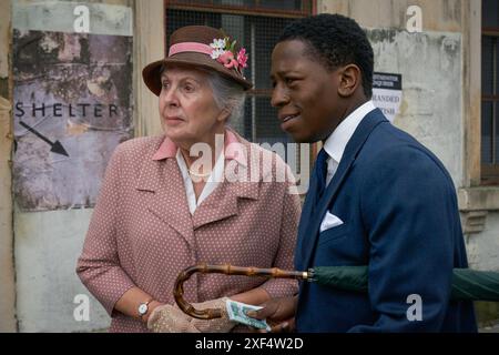 PENELOPE WILTON UND DAVID JONSSON IN MORD IS EASY (2023). Stockfoto