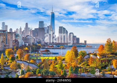 New York, New York, USA Blick auf die Skyline des Finanzviertels in Lower Manhattan im Herbst. Stockfoto