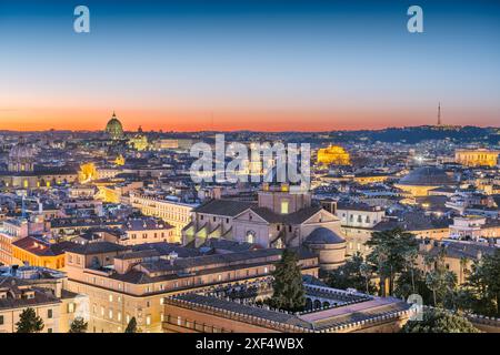 Rom, Italien, Dachterrasse mit dem Pantheon, der Engelsburg, dem Vatikan und anderen historischen Wahrzeichen in der Abenddämmerung. Stockfoto