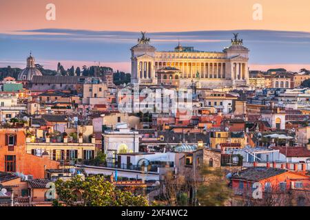 Rom, Italien, Dachterrasse mit dem Victor Emmanuel II Monument in der Abenddämmerung. Stockfoto