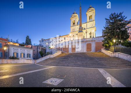 Spanische Treppe in Rom, Italien zur blauen Stunde. Stockfoto