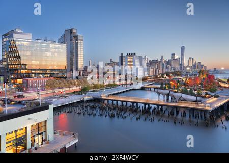 New York, New York, USA Blick auf die Skyline des Finanzviertels in Lower Manhattan in der Abenddämmerung im Herbst. Stockfoto