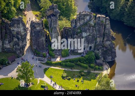 Aus der Vogelperspektive, Externsteine, historische Sehenswürdigkeit im Naturschutzgebiet, markante Felsformation mit Besucherplattform und Treppe, Obersee mit Fluss Stockfoto