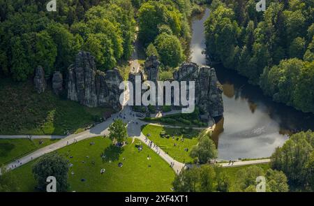 Aus der Vogelperspektive, Externsteine, historische Sehenswürdigkeit im Naturschutzgebiet, markante Felsformation mit Besucherplattform und Treppe, Obersee mit Fluss Stockfoto