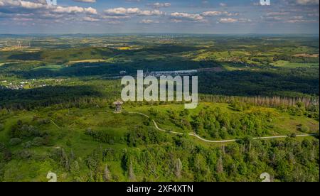 Aus der Vogelperspektive, Aussichtsturm Eggeturm auf dem Lippischen Velmerstot, Baustelle für Renovierung, hinter Möbelmanufac Kronospan GmbH Stockfoto