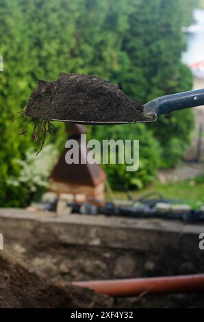 Arbeiter gräbt Boden mit Schaufel im Garten. Hochwertige Fotos Stockfoto