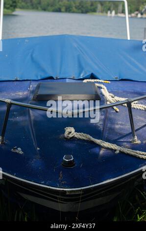 Kleines Holzboot direkt am See, Nahansicht von vorne. Hochwertige Fotos Stockfoto