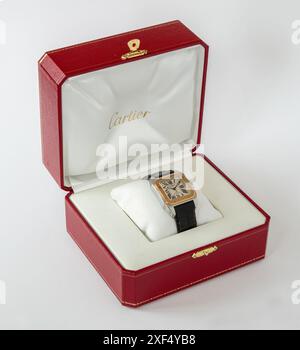 Cartier Santos Vintage Uhr Armbanduhr auf Display in originaler roter Präsentation Geschenkbox auf weißem Hintergrund. Kopenhagen, Dänemark - 28. Juni 2024 Stockfoto
