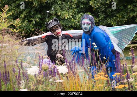 Drag Queens, gekleidet in voll von Insekten inspirierten Drag, posieren im Buglife, dem B-Lines Resilient Pocket Planting Pollinator Friendly Garden Garden Festival auf dem Gelände des historischen Hampton Court Palace in East Molesey, Surrey. Das Festival findet vom 1. Juli bis Sonntag, 7. Juli 2024 statt. Quelle: Maureen McLean/Alamy Live News Stockfoto