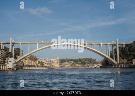 Brücke Ponte da Arrabida über den Fluss Douro in Portugal Stockfoto