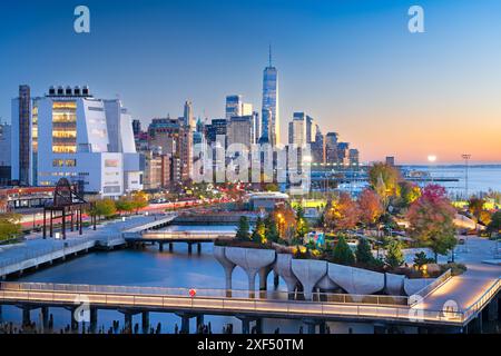 New York, New York, USA Blick auf die Skyline des Finanzviertels in Lower Manhattan in der Abenddämmerung im Herbst. Stockfoto