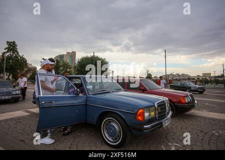 Gaziantep, Turkiye. 30. Juni 2024. Gaziantep, Turkiye. 30. Juni 2024. Das Mercedes Classic Festival findet im Zentrum von Gaziantep statt, bei dem sowohl klassische Mercedes-Fahrzeuge als auch andere Oldtimer zu sehen sind. Das Festival, das in Zusammenarbeit mit dem türkischen Mercedes Classic Automobile Club und dem türkischen Classic Automobile Club stattfand, war für Oldtimer-Fans aus der ganzen Türkei (Credit Image: © Muhammad ATA/IMAGESLIVE via ZUMA Press Wire) NUR REDAKTIONELLE VERWENDUNG! Nicht für kommerzielle ZWECKE! Stockfoto