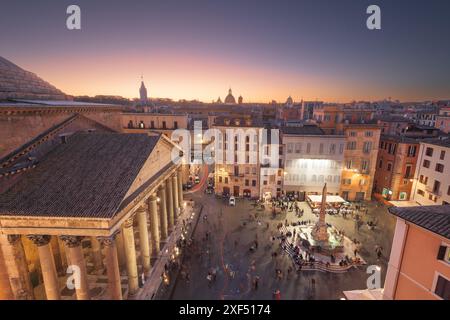 Rom, Italien, über dem antiken Pantheon in der Dämmerung. Stockfoto