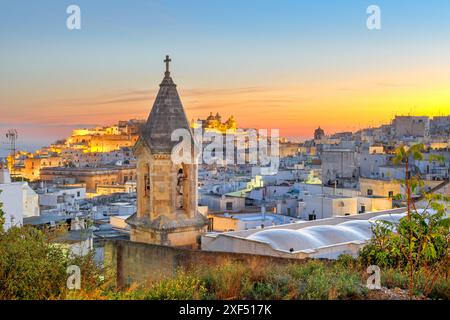 Ostuni, Italien, historische Skyline der Stadt in Apulien bei Sonnenaufgang. Stockfoto