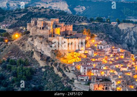 Rocca Imperiale, Italien, Stadt auf einem Hügel bei Nacht in der Region Kalabrien. Stockfoto