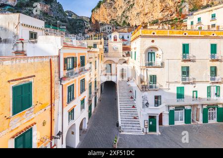 Blick auf die Stadt Atrani, Italien, an der Amalfiküste. Stockfoto