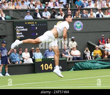 London, Großbritannien. Juli 2024. Der Spanier Carlos Alcaraz absolvierte sein erstes Rundenspiel gegen den Estnischen Mark Laval am ersten Tag der Wimbledon-Meisterschaft 2024 in London am Montag, den 1. Juli 2024. Foto: Hugo Philpott/UPI Credit: UPI/Alamy Live News Stockfoto