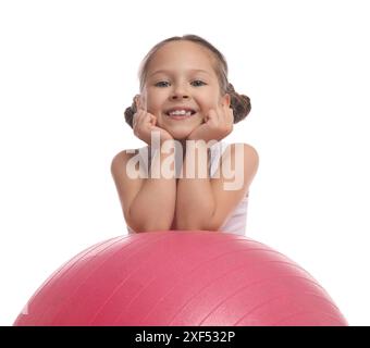 Niedliches kleines Mädchen mit passendem Ball auf weißem Hintergrund Stockfoto